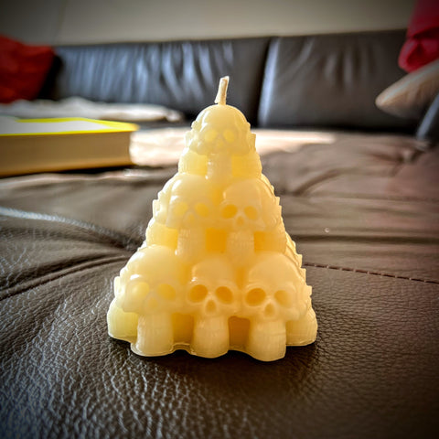 Totenkopf-Pyramide, Bienenwachskerze